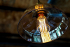 Eleganckie lampy wiszące do salonu - jak odmienić wnętrze w prosty sposób?