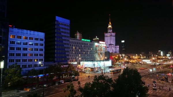 Pałac Kultury w Warszawie nocą - widok z apartamentu