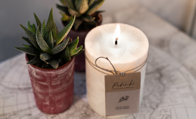 Dekoracyjne świece zapachowe, które idealnie sprawdzą się na świątecznym stole.